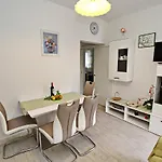 Garden House 펜션 Zrnovo